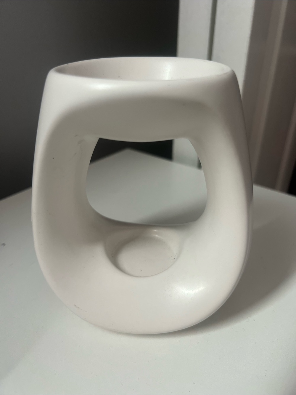 The BODY SHOP White Modern Sleek Oil Burner & Wax Melt 4.5” Ceramic